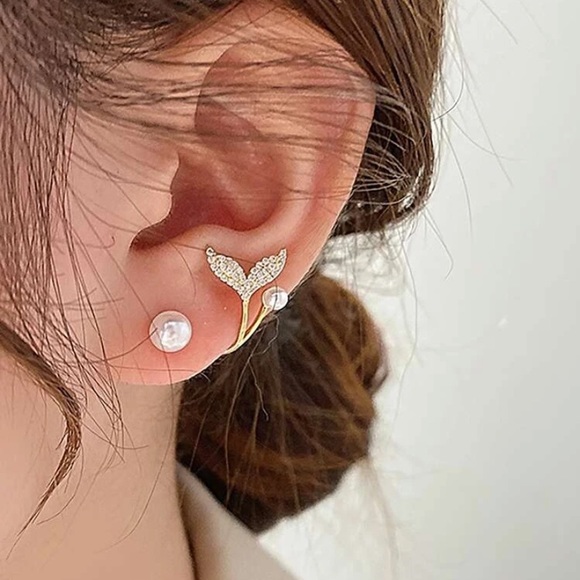 mam262 Jewelry - Gold Faux Pearl Fishtail Earring Set